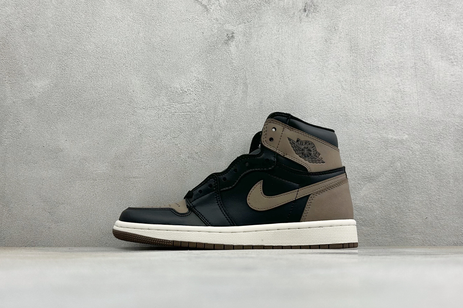 KZ纯原福利 Air Jordan 1 Mid AJ1 高帮篮球鞋 用料扎实 精雕细琢，鞋型极致， 细节如图，飞翼3D打