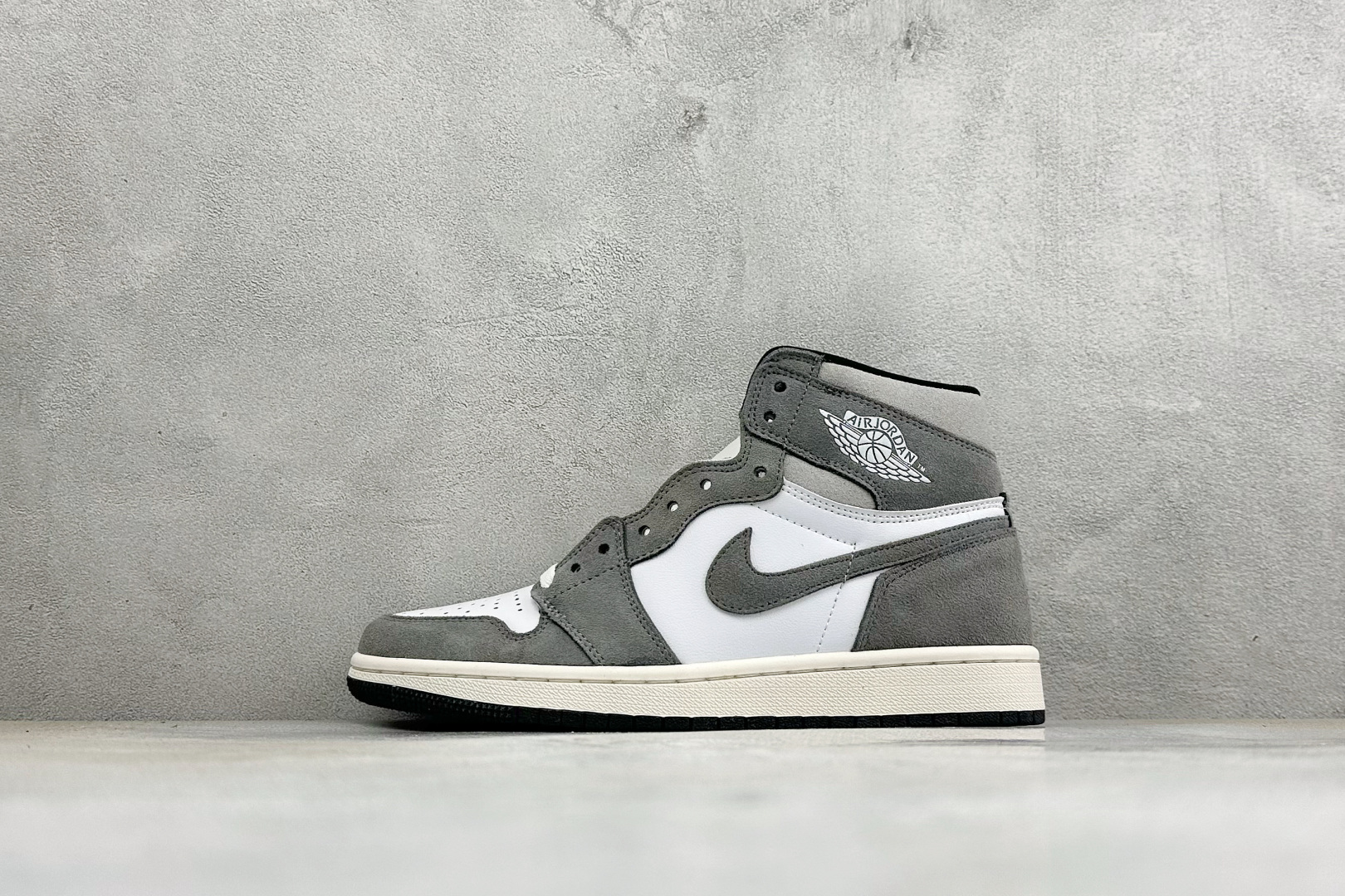 KZ纯原福利 Air Jordan 1 Mid AJ1 高帮篮球鞋 用料扎实 精雕细琢，鞋型极致， 细节如图，飞翼3D打