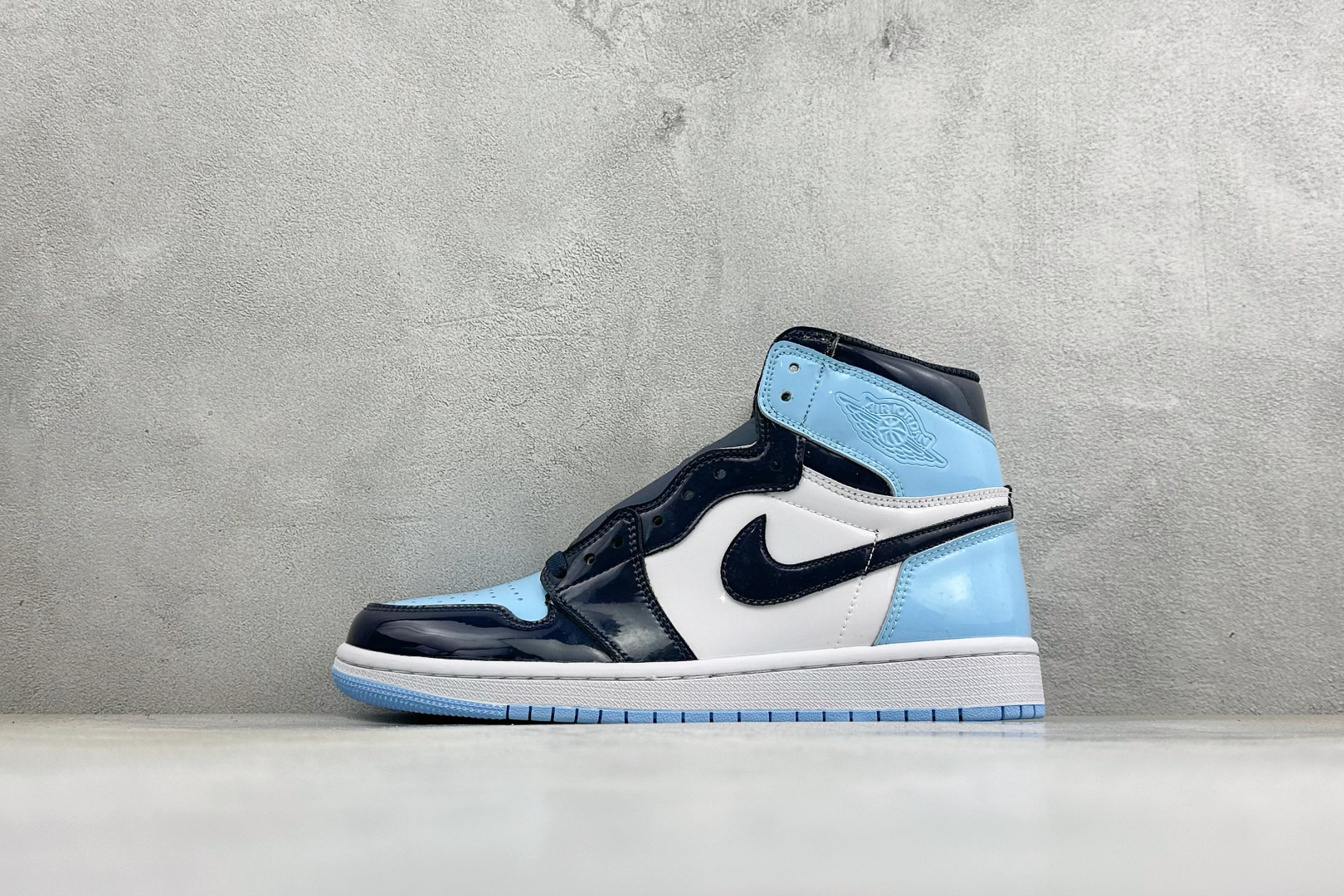 KZ纯原福利 Air Jordan 1 Mid AJ1 高帮篮球鞋 用料扎实 精雕细琢，鞋型极致， 细节如图，飞翼3D打