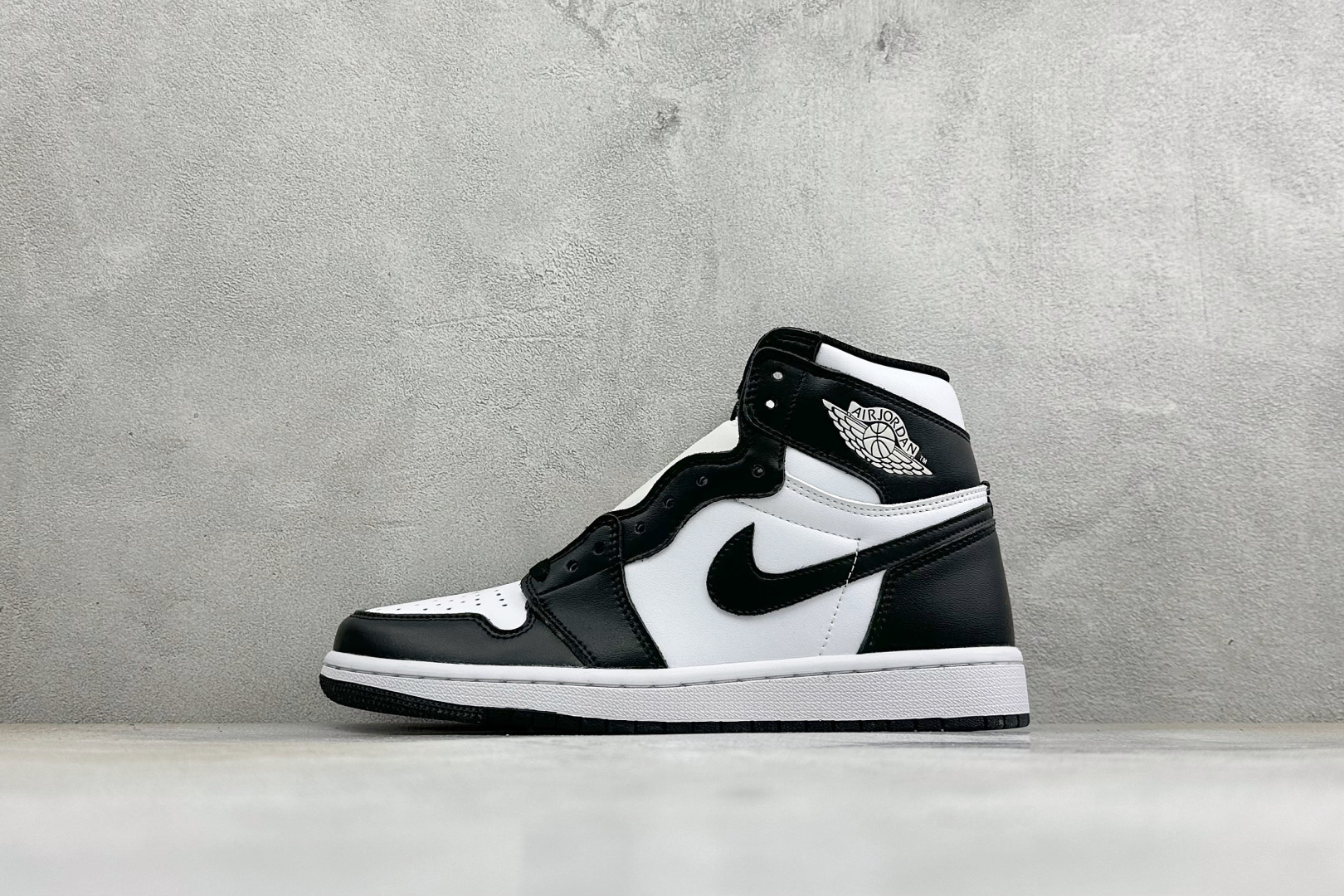 KZ纯原福利 Air Jordan 1 Mid AJ1 高帮篮球鞋 用料扎实 精雕细琢，鞋型极致， 细节如图，飞翼3D打