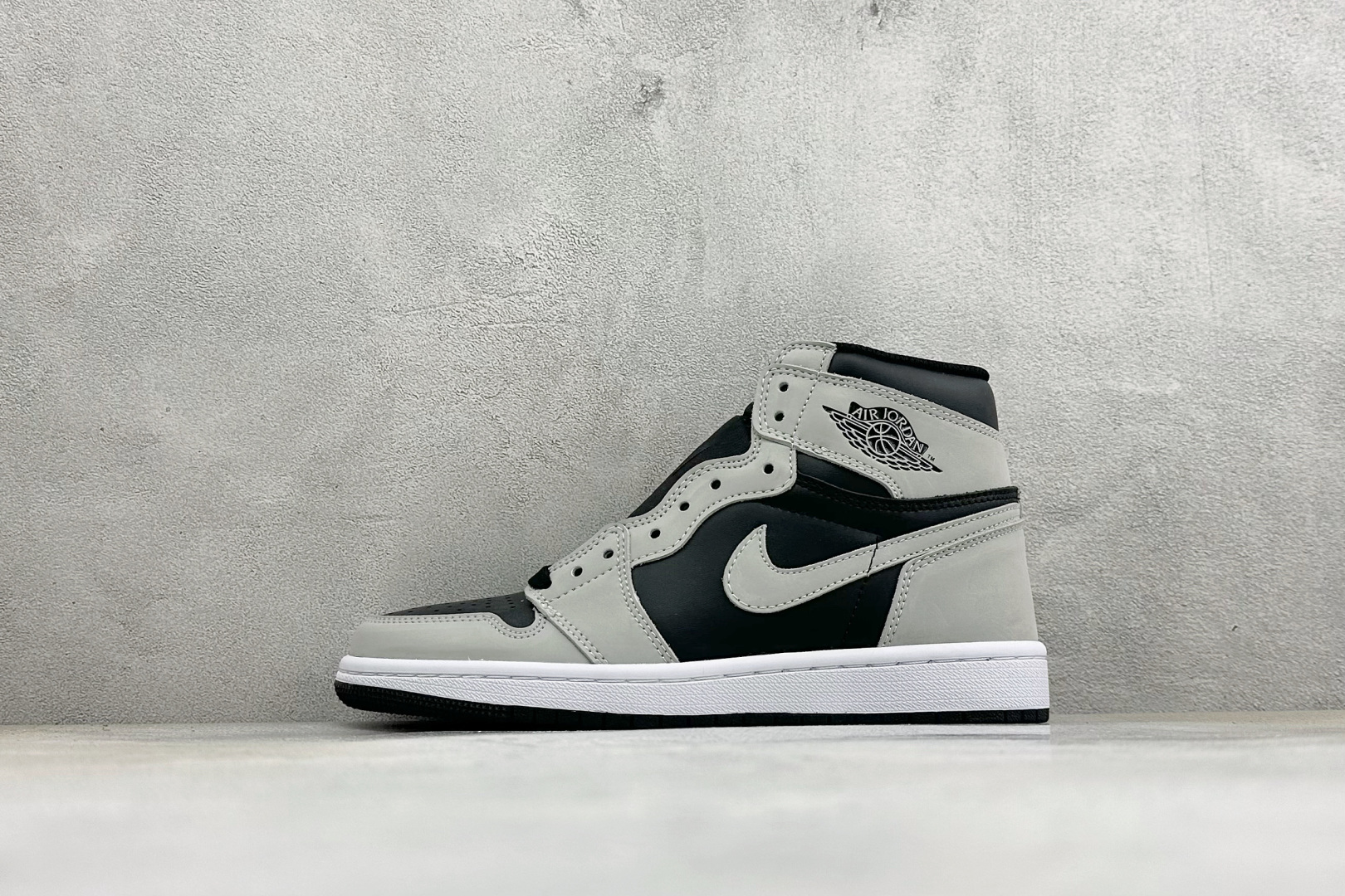 KZ纯原福利 Air Jordan 1 Mid AJ1 高帮篮球鞋 用料扎实 精雕细琢，鞋型极致， 细节如图，飞翼3D打