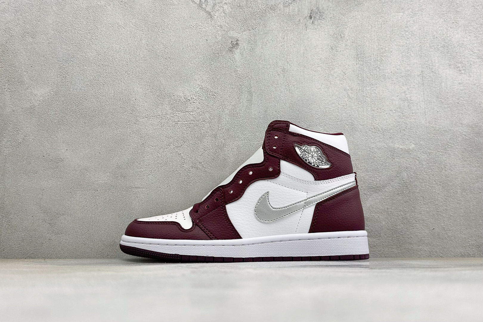 KZ纯原福利 Air Jordan 1 Mid AJ1 高帮篮球鞋 用料扎实 精雕细琢，鞋型极致， 细节如图，飞翼3D打