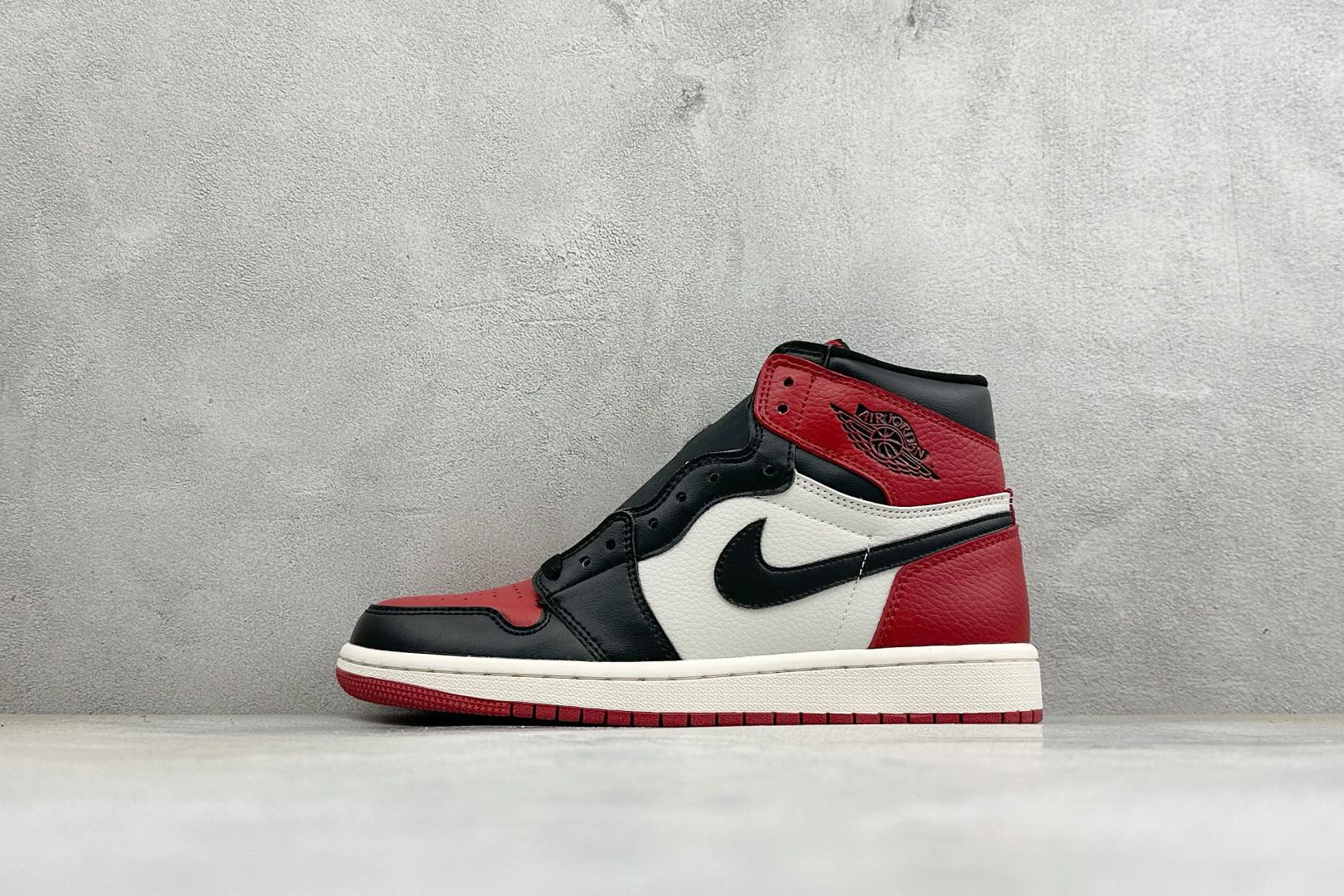 KZ纯原福利 Air Jordan 1 Mid AJ1 高帮篮球鞋 用料扎实 精雕细琢，鞋型极致， 细节如图，飞翼3D打