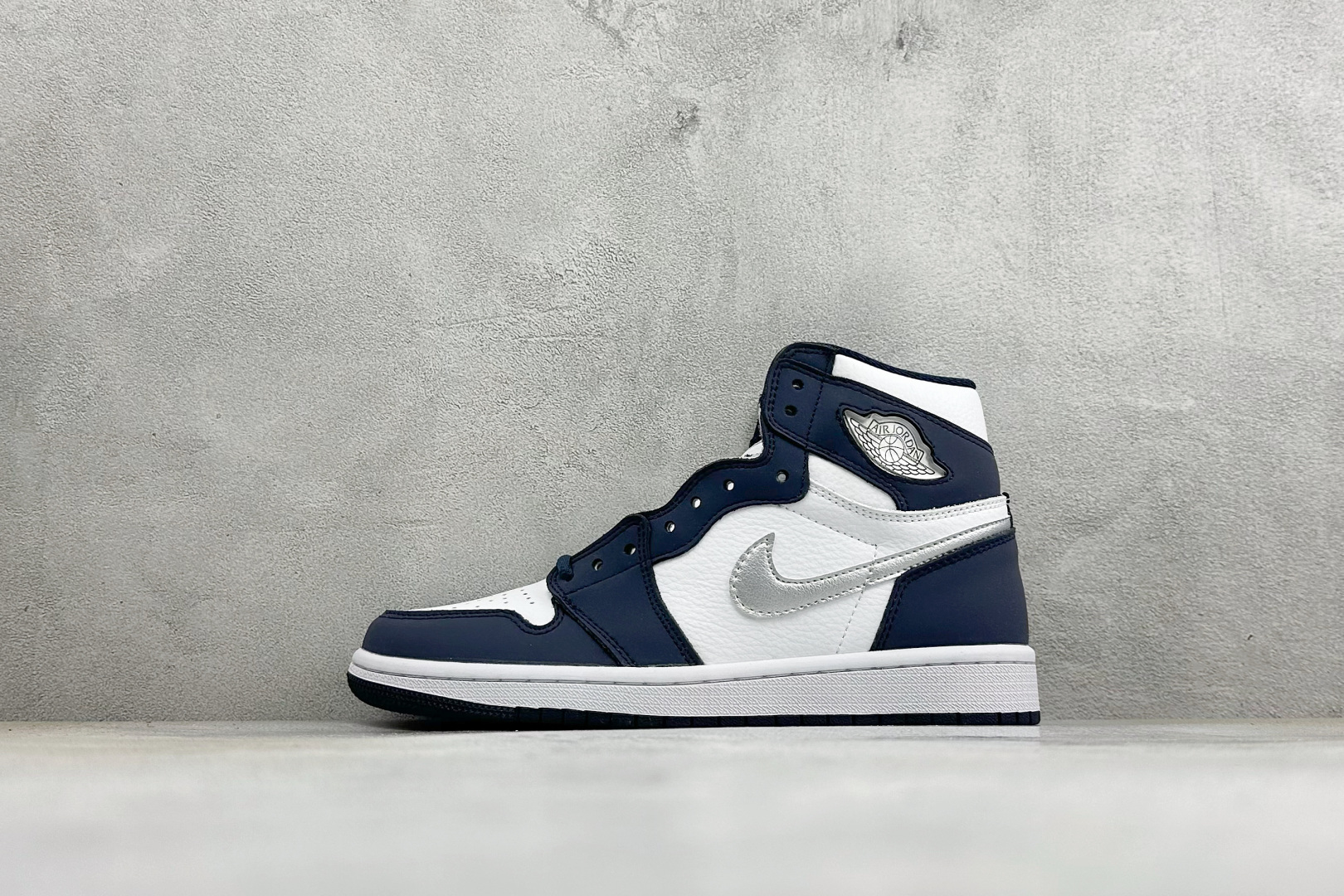 KZ纯原福利 Air Jordan 1 Mid AJ1 高帮篮球鞋 用料扎实 精雕细琢，鞋型极致， 细节如图，飞翼3D打