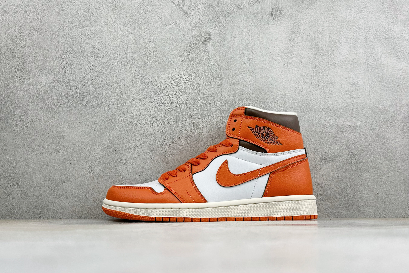 KZ纯原福利 Air Jordan 1 Mid AJ1 高帮篮球鞋 用料扎实 精雕细琢，鞋型极致， 细节如图，飞翼3D打
