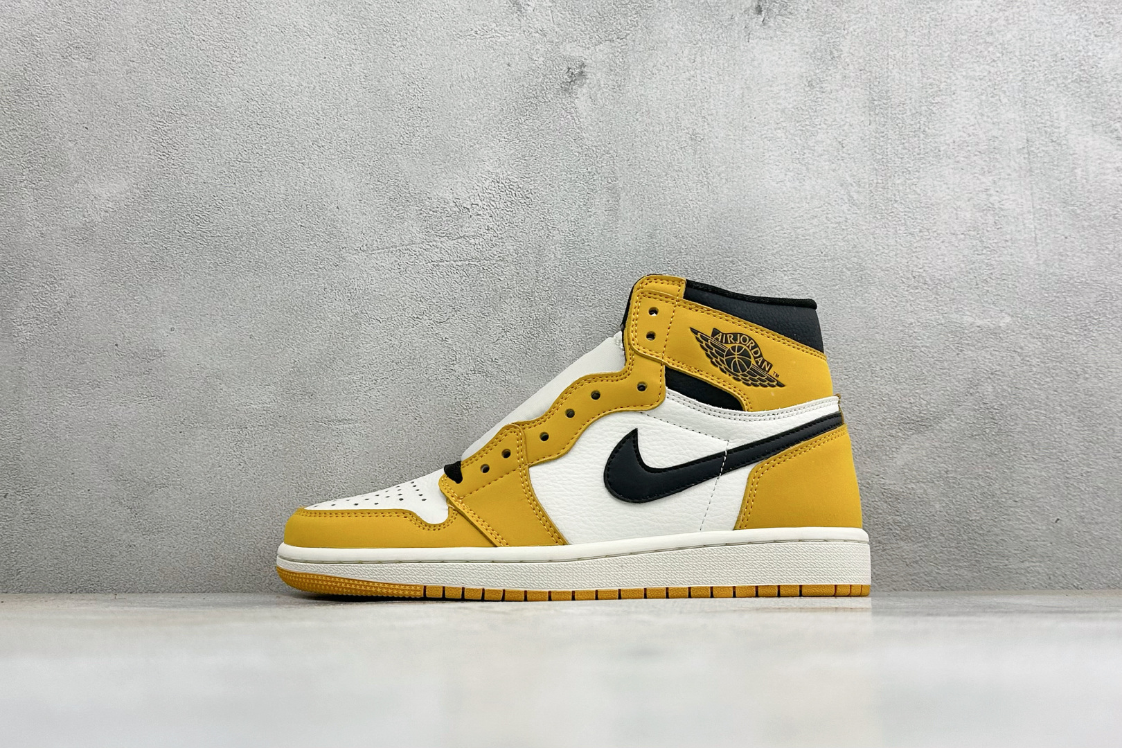 KZ纯原福利 Air Jordan 1 Mid AJ1 高帮篮球鞋 用料扎实 精雕细琢，鞋型极致， 细节如图，飞翼3D打