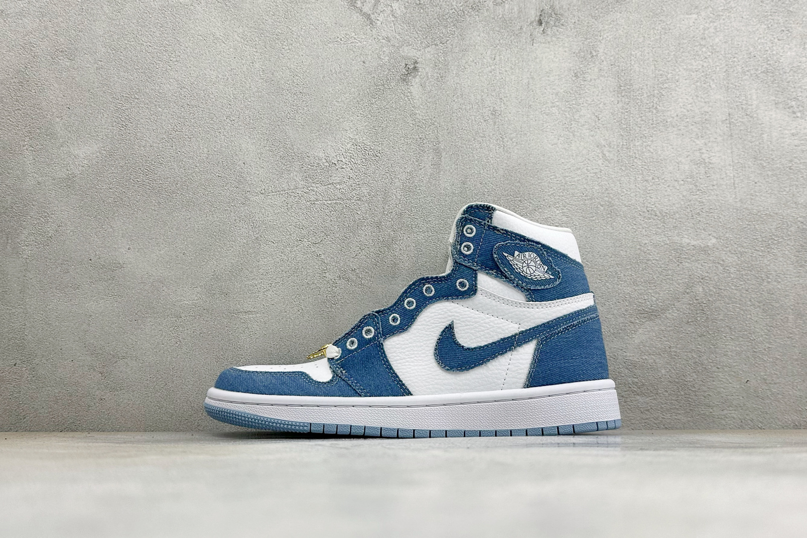 KZ纯原福利 Air Jordan 1 Mid AJ1 高帮篮球鞋 用料扎实 精雕细琢，鞋型极致， 细节如图，飞翼3D打