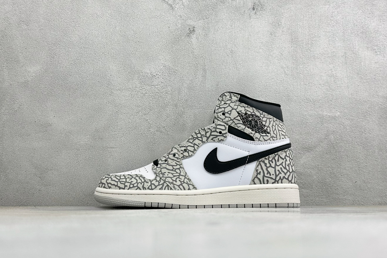 KZ纯原福利 Air Jordan 1 Mid AJ1 高帮篮球鞋 用料扎实 精雕细琢，鞋型极致， 细节如图，飞翼3D打