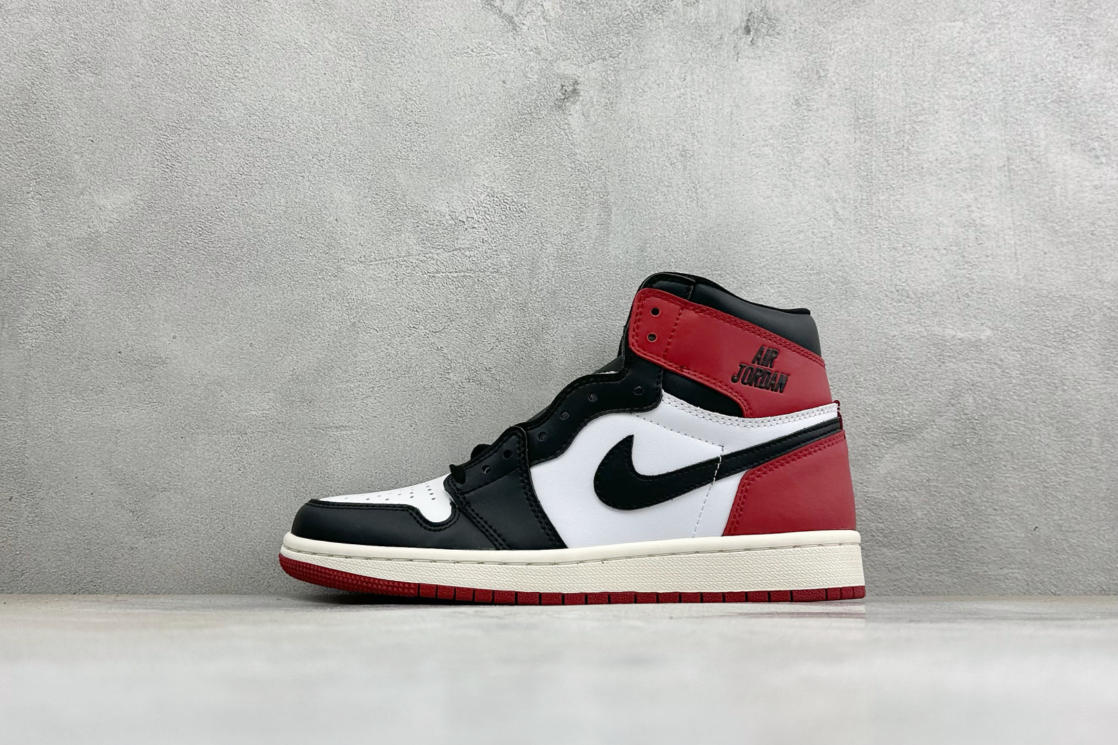 KZ纯原福利 Air Jordan 1 Mid AJ1 高帮篮球鞋 用料扎实 精雕细琢，鞋型极致， 细节如图，飞翼3D打