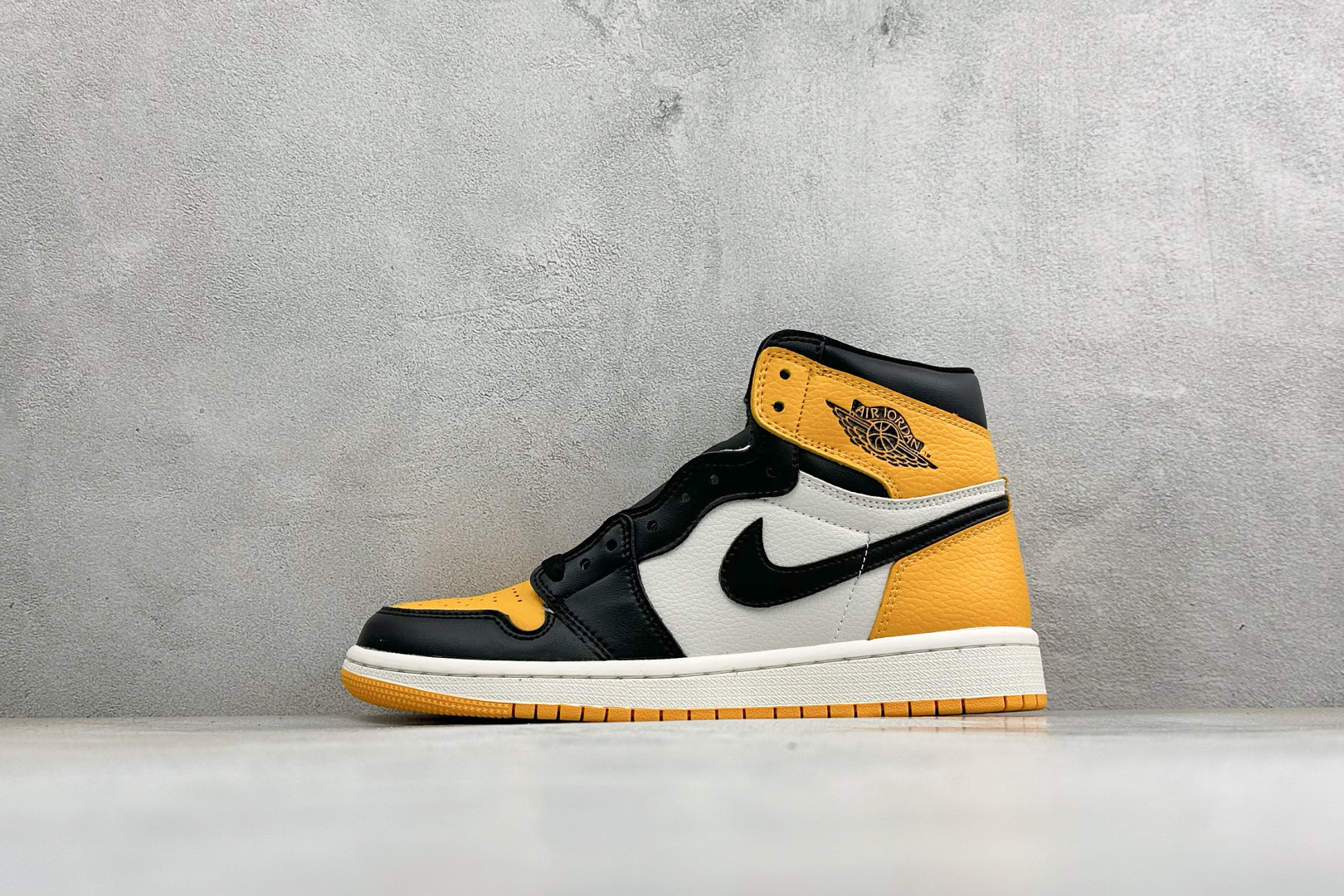 KZ纯原福利 Air Jordan 1 Mid AJ1 高帮篮球鞋 用料扎实 精雕细琢，鞋型极致， 细节如图，飞翼3D打