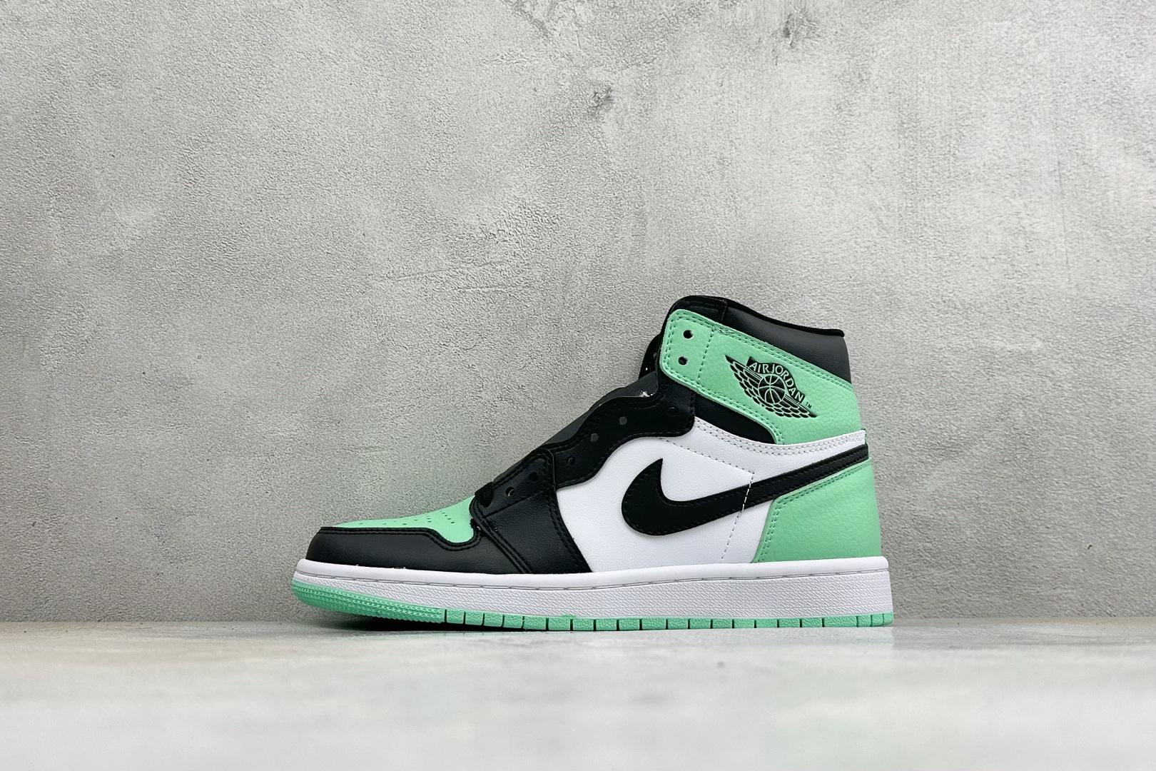 KZ纯原福利 Air Jordan 1 Mid AJ1 高帮篮球鞋 用料扎实 精雕细琢，鞋型极致， 细节如图，飞翼3D打