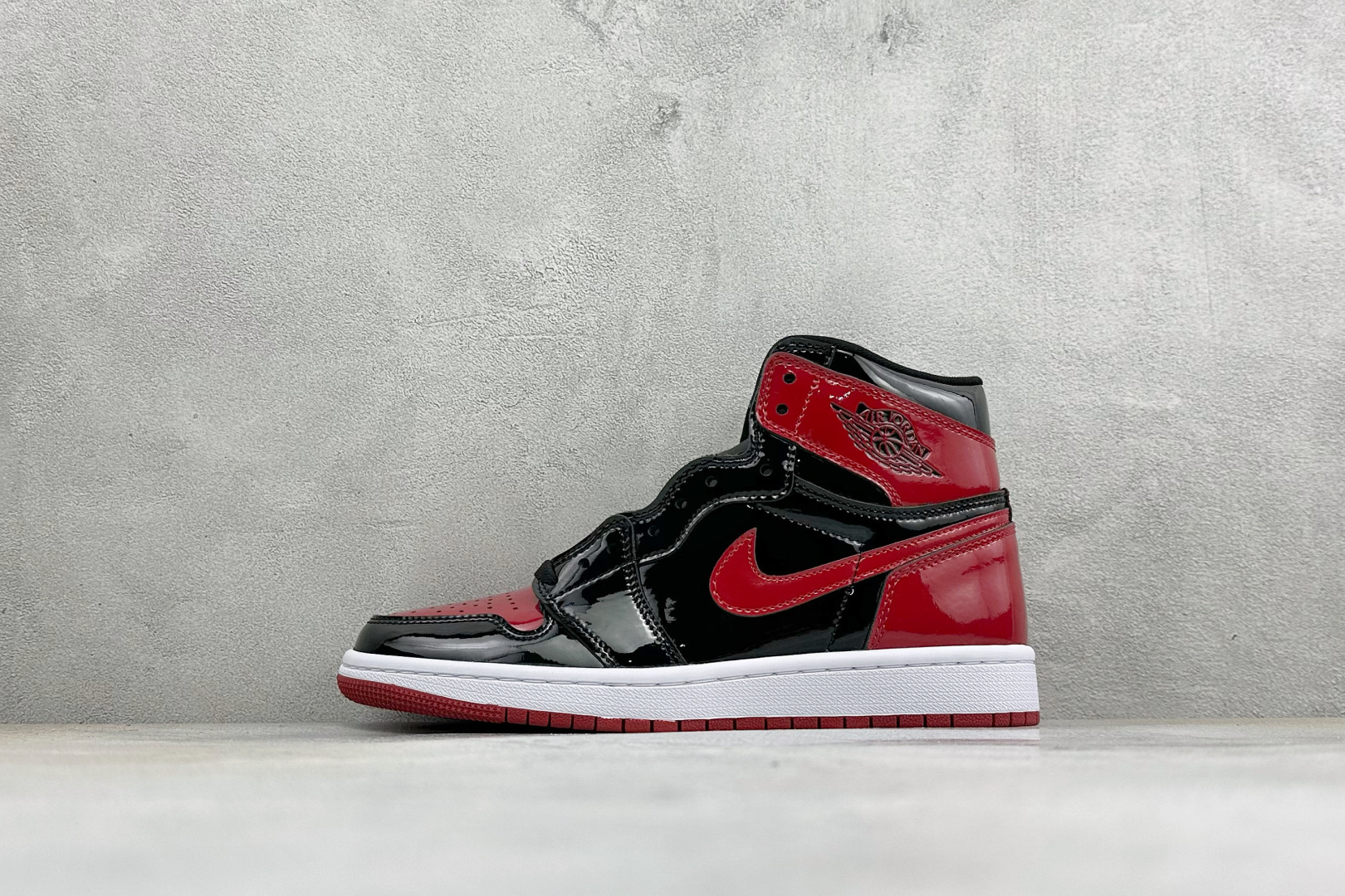KZ纯原福利 Air Jordan 1 Mid AJ1 高帮篮球鞋 用料扎实 精雕细琢，鞋型极致， 细节如图，飞翼3D打
