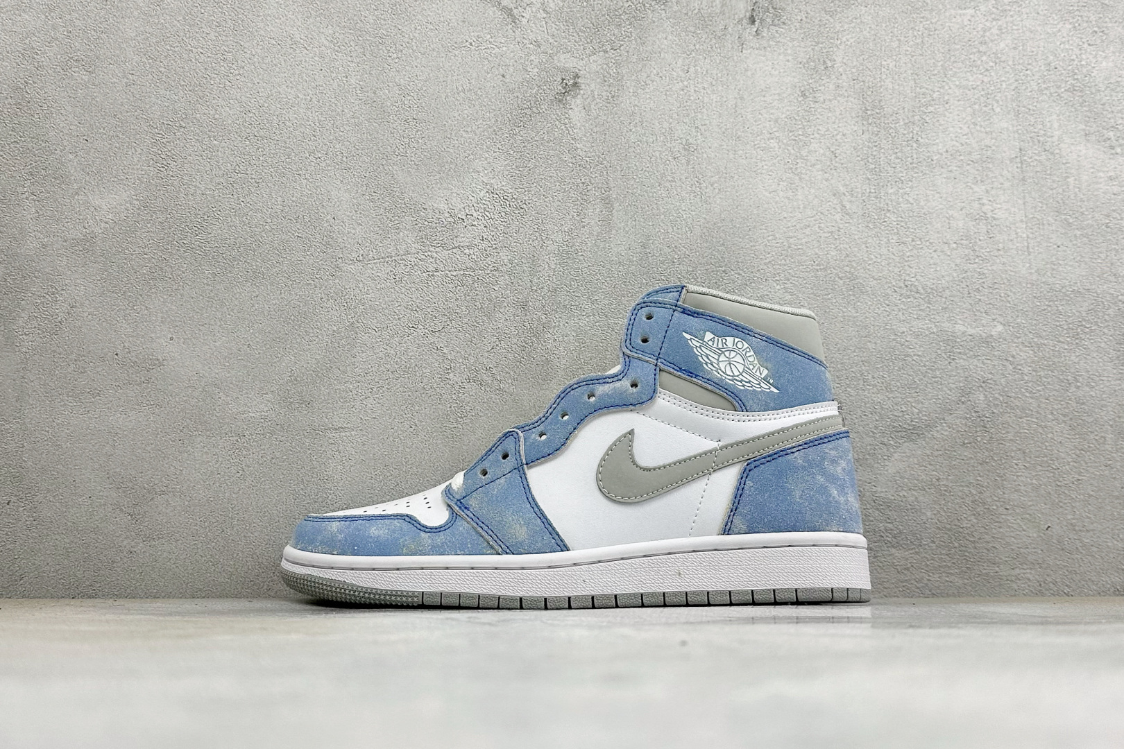 KZ纯原福利 Air Jordan 1 Mid AJ1 高帮篮球鞋 用料扎实 精雕细琢，鞋型极致， 细节如图，飞翼3D打