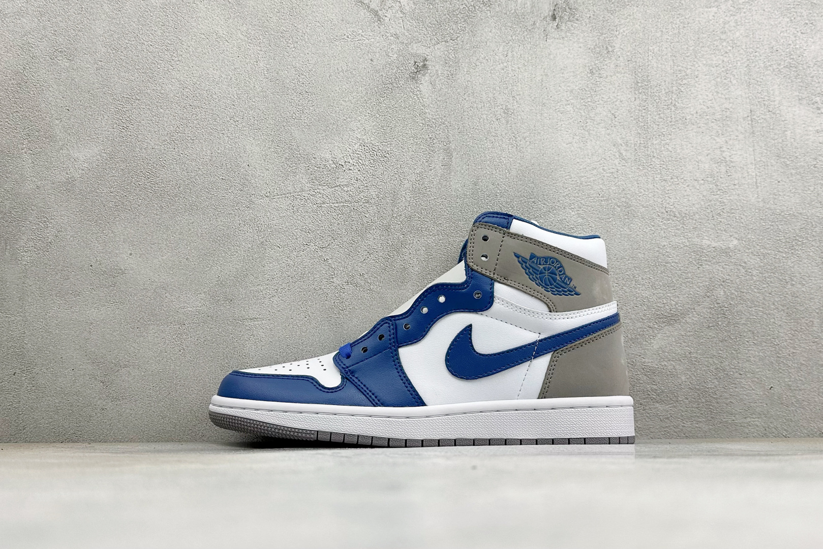 KZ纯原福利 Air Jordan 1 Mid AJ1 高帮篮球鞋 用料扎实 精雕细琢，鞋型极致， 细节如图，飞翼3D打