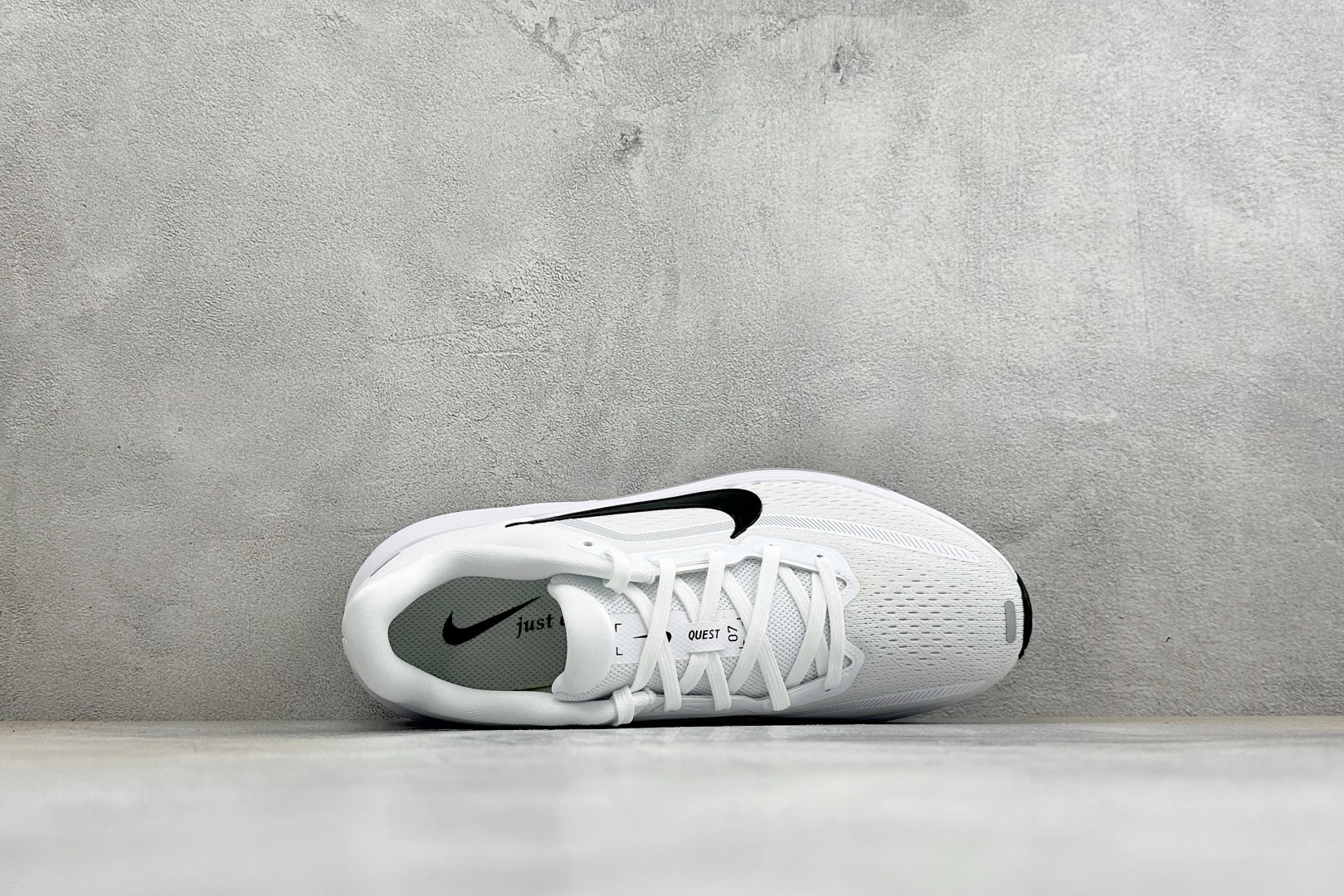 Nike Quest 7 网面透气时尚休闲跑步鞋 简约高科技设计采用多层材料 为双足带来凉爽感受和稳固体验时尚鞋面搭配中