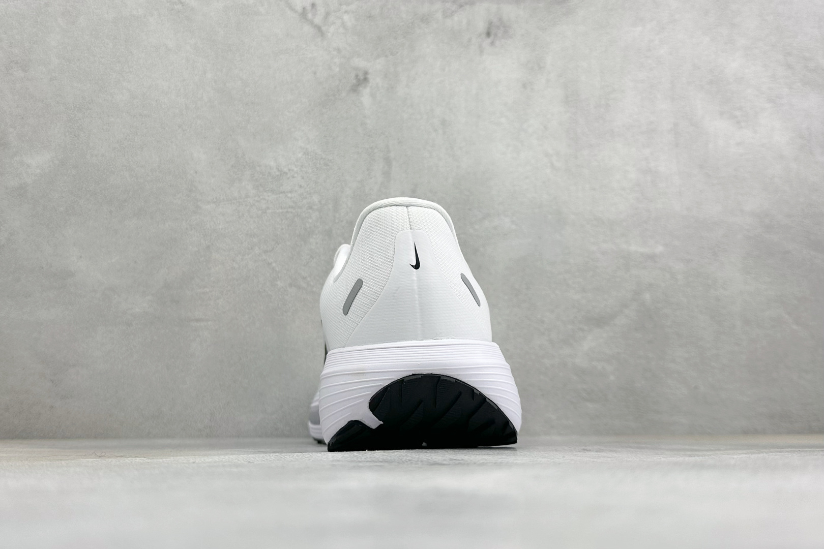 Nike Quest 7 网面透气时尚休闲跑步鞋 简约高科技设计采用多层材料 为双足带来凉爽感受和稳固体验时尚鞋面搭配中