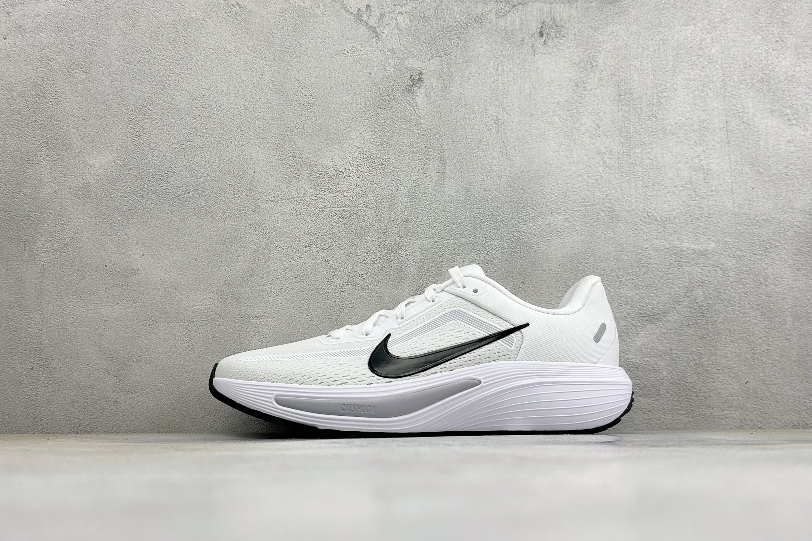 Nike Quest 7 网面透气时尚休闲跑步鞋 简约高科技设计采用多层材料 为双足带来凉爽感受和稳固体验时尚鞋面搭配中