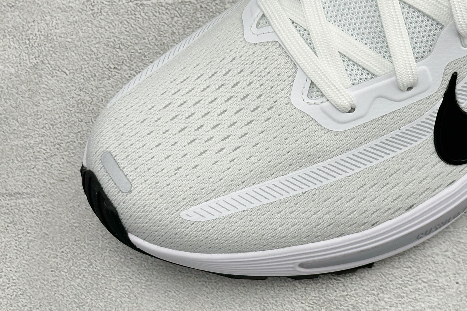 Nike Quest 7 网面透气时尚休闲跑步鞋 简约高科技设计采用多层材料 为双足带来凉爽感受和稳固体验时尚鞋面搭配中