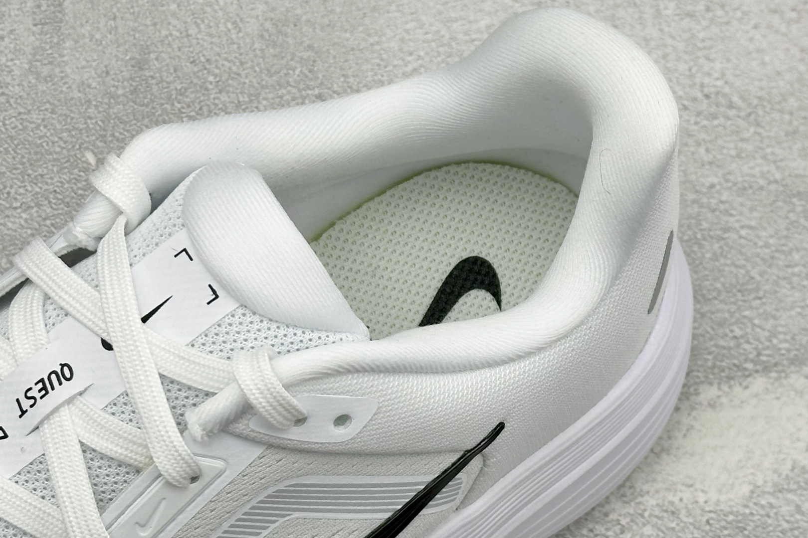 Nike Quest 7 网面透气时尚休闲跑步鞋 简约高科技设计采用多层材料 为双足带来凉爽感受和稳固体验时尚鞋面搭配中