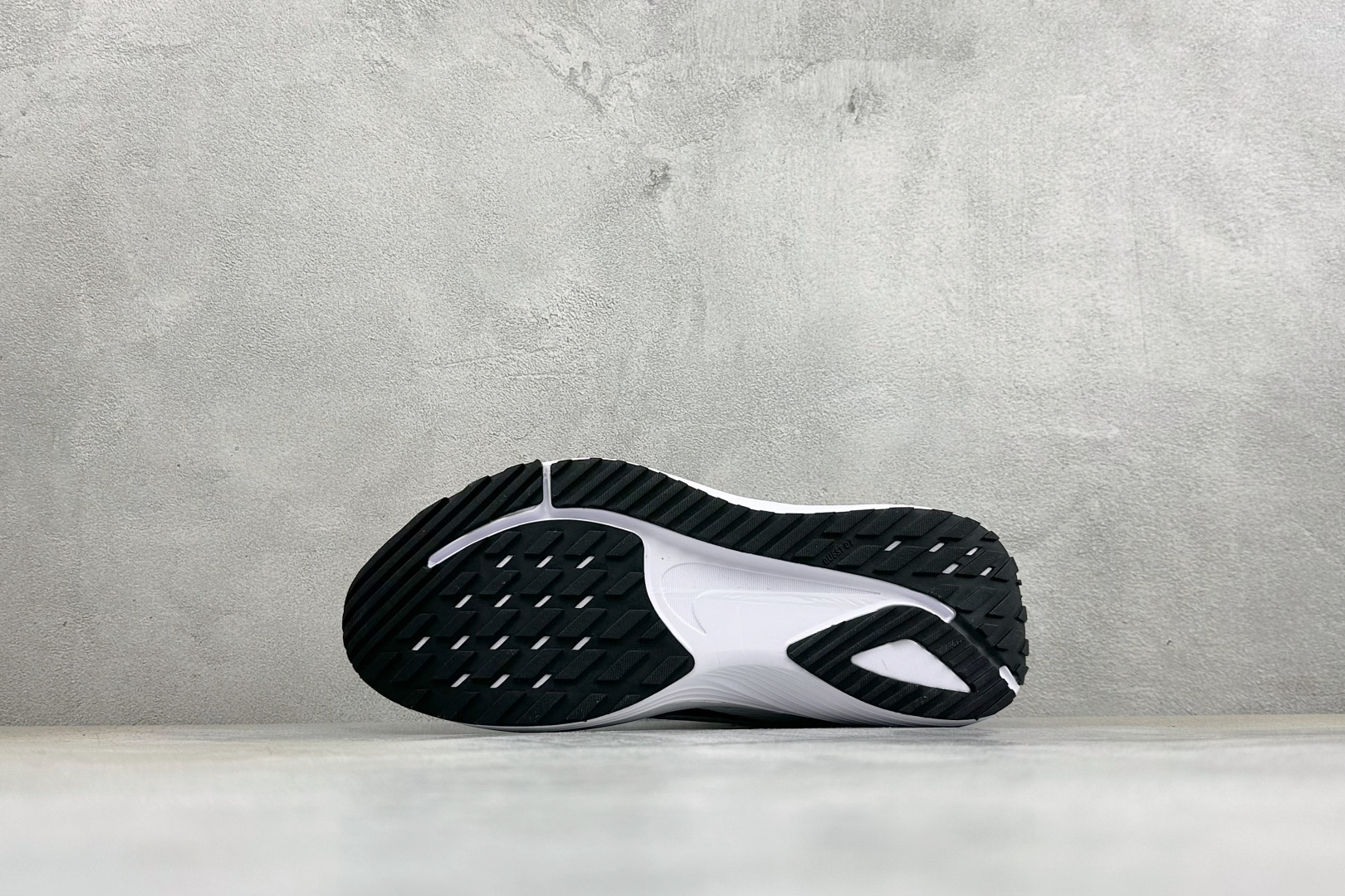 Nike Quest 7 网面透气时尚休闲跑步鞋 简约高科技设计采用多层材料 为双足带来凉爽感受和稳固体验时尚鞋面搭配中