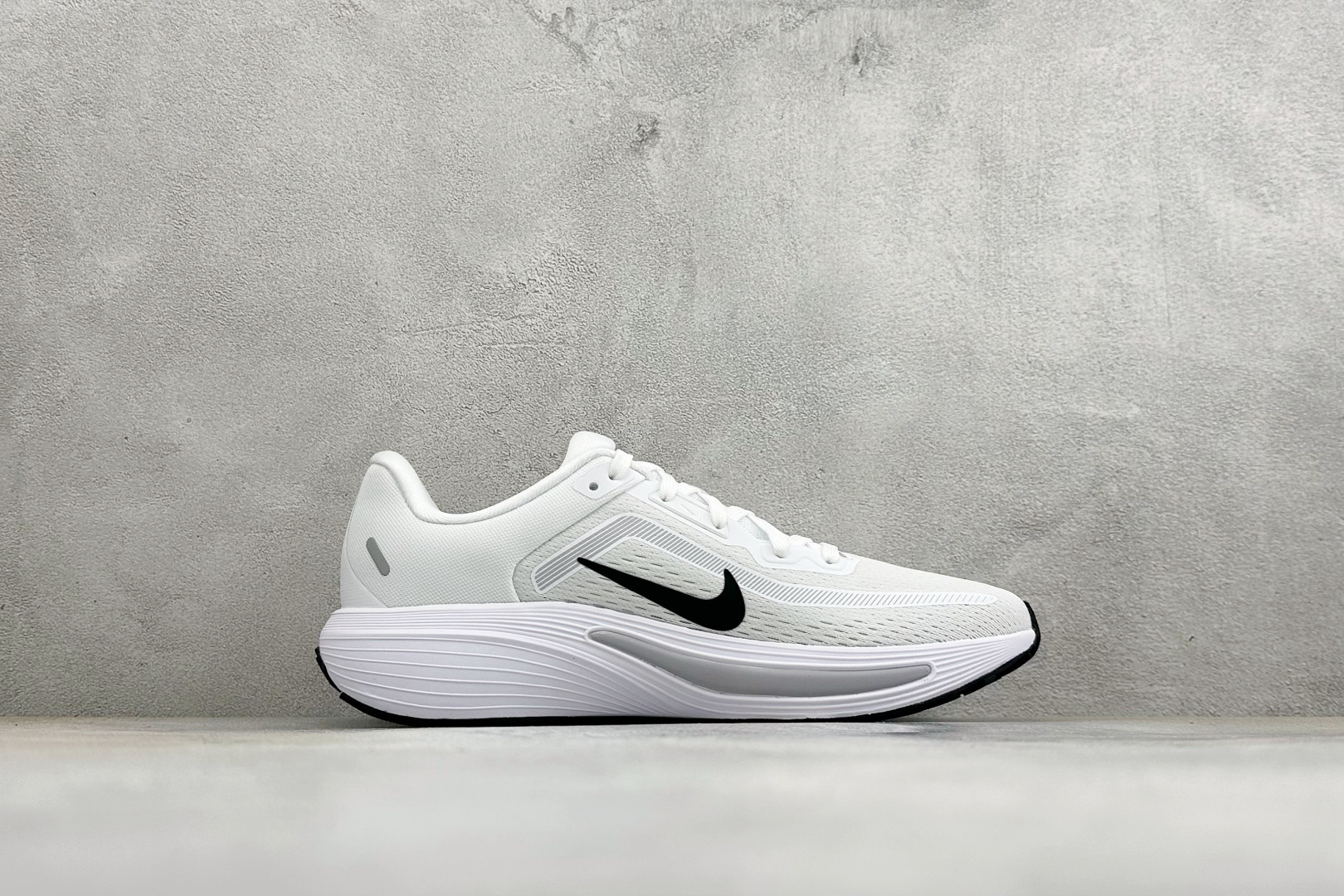 Nike Quest 7 网面透气时尚休闲跑步鞋 简约高科技设计采用多层材料 为双足带来凉爽感受和稳固体验时尚鞋面搭配中