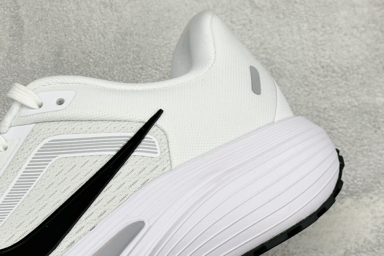 Nike Quest 7 网面透气时尚休闲跑步鞋 简约高科技设计采用多层材料 为双足带来凉爽感受和稳固体验时尚鞋面搭配中