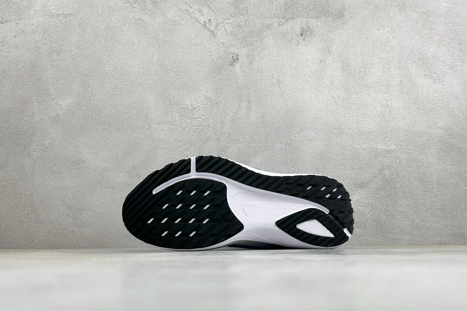 Nike Quest 7 网面透气时尚休闲跑步鞋 简约高科技设计采用多层材料 为双足带来凉爽感受和稳固体验时尚鞋面搭配中