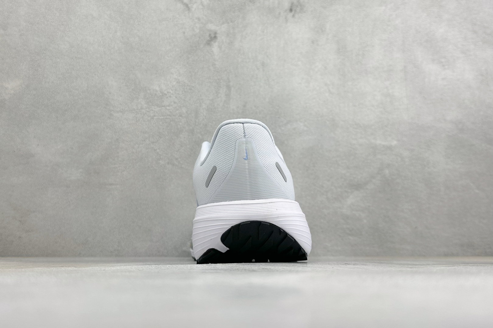 Nike Quest 7 网面透气时尚休闲跑步鞋 简约高科技设计采用多层材料 为双足带来凉爽感受和稳固体验时尚鞋面搭配中