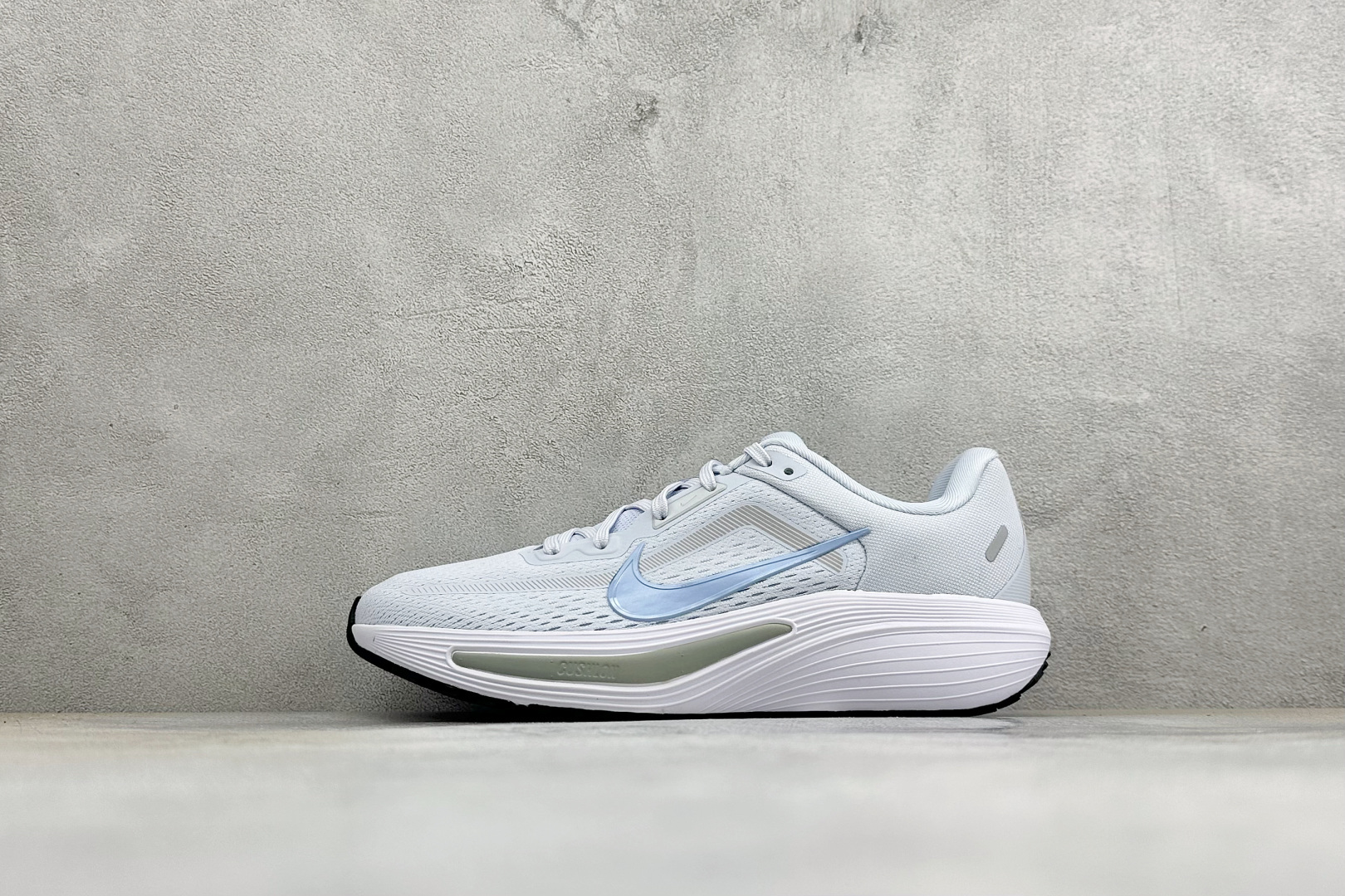 Nike Quest 7 网面透气时尚休闲跑步鞋 简约高科技设计采用多层材料 为双足带来凉爽感受和稳固体验时尚鞋面搭配中