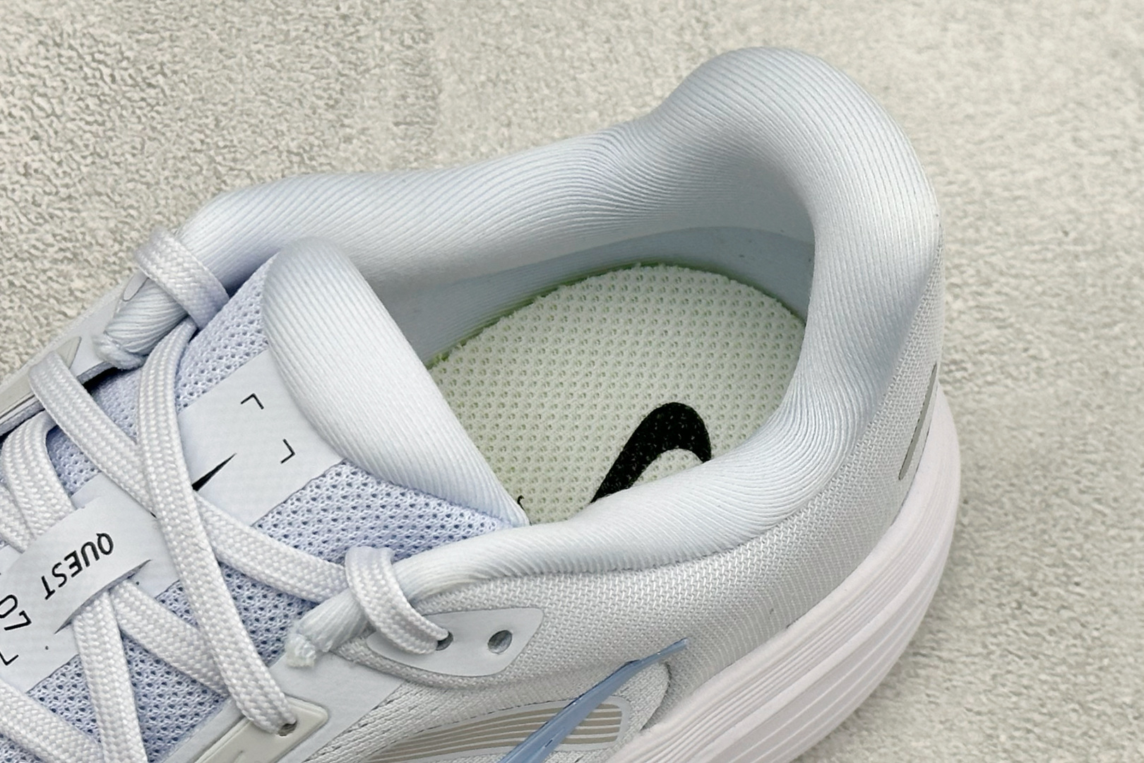 Nike Quest 7 网面透气时尚休闲跑步鞋 简约高科技设计采用多层材料 为双足带来凉爽感受和稳固体验时尚鞋面搭配中