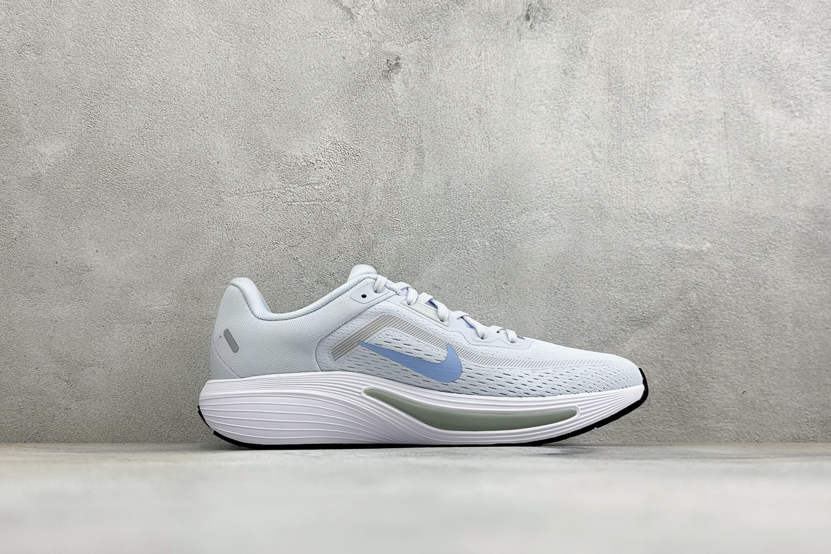 Nike Quest 7 网面透气时尚休闲跑步鞋 简约高科技设计采用多层材料 为双足带来凉爽感受和稳固体验时尚鞋面搭配中