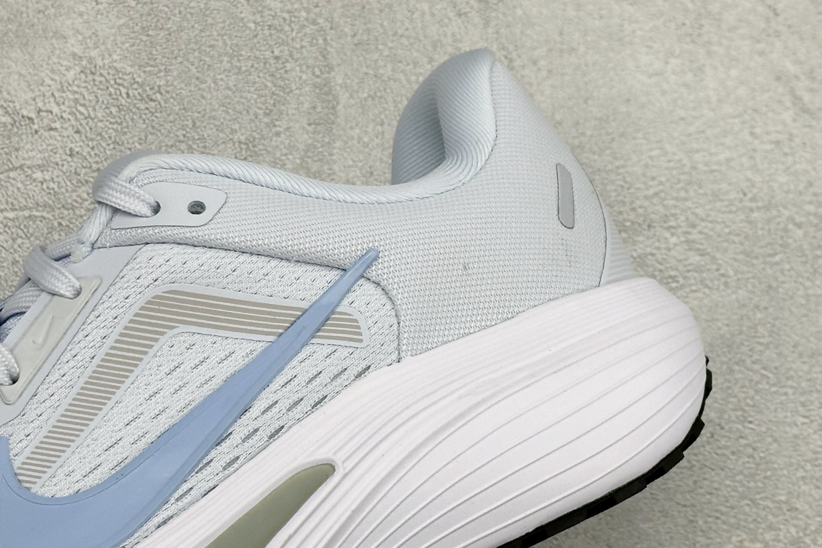 Nike Quest 7 网面透气时尚休闲跑步鞋 简约高科技设计采用多层材料 为双足带来凉爽感受和稳固体验时尚鞋面搭配中