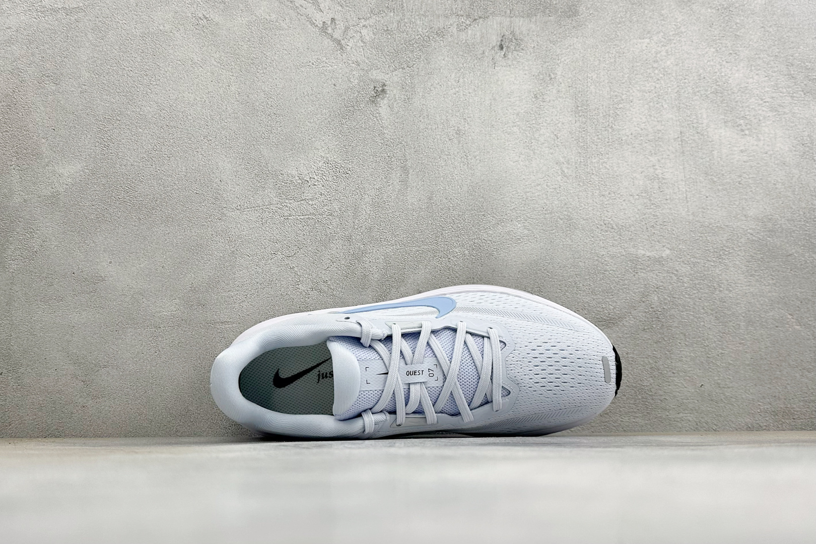 Nike Quest 7 网面透气时尚休闲跑步鞋 简约高科技设计采用多层材料 为双足带来凉爽感受和稳固体验时尚鞋面搭配中
