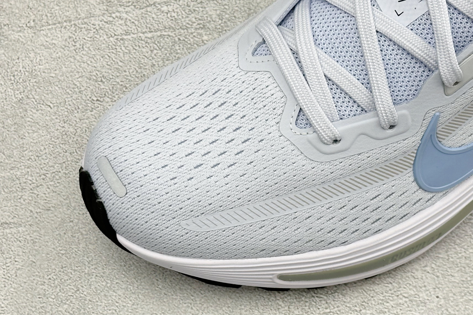 Nike Quest 7 网面透气时尚休闲跑步鞋 简约高科技设计采用多层材料 为双足带来凉爽感受和稳固体验时尚鞋面搭配中