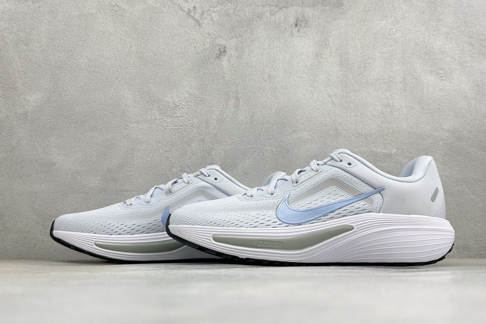 Nike Quest 7 网面透气时尚休闲跑步鞋 简约高科技设计采用多层材料 为双足带来凉爽感受和稳固体验时尚鞋面搭配中