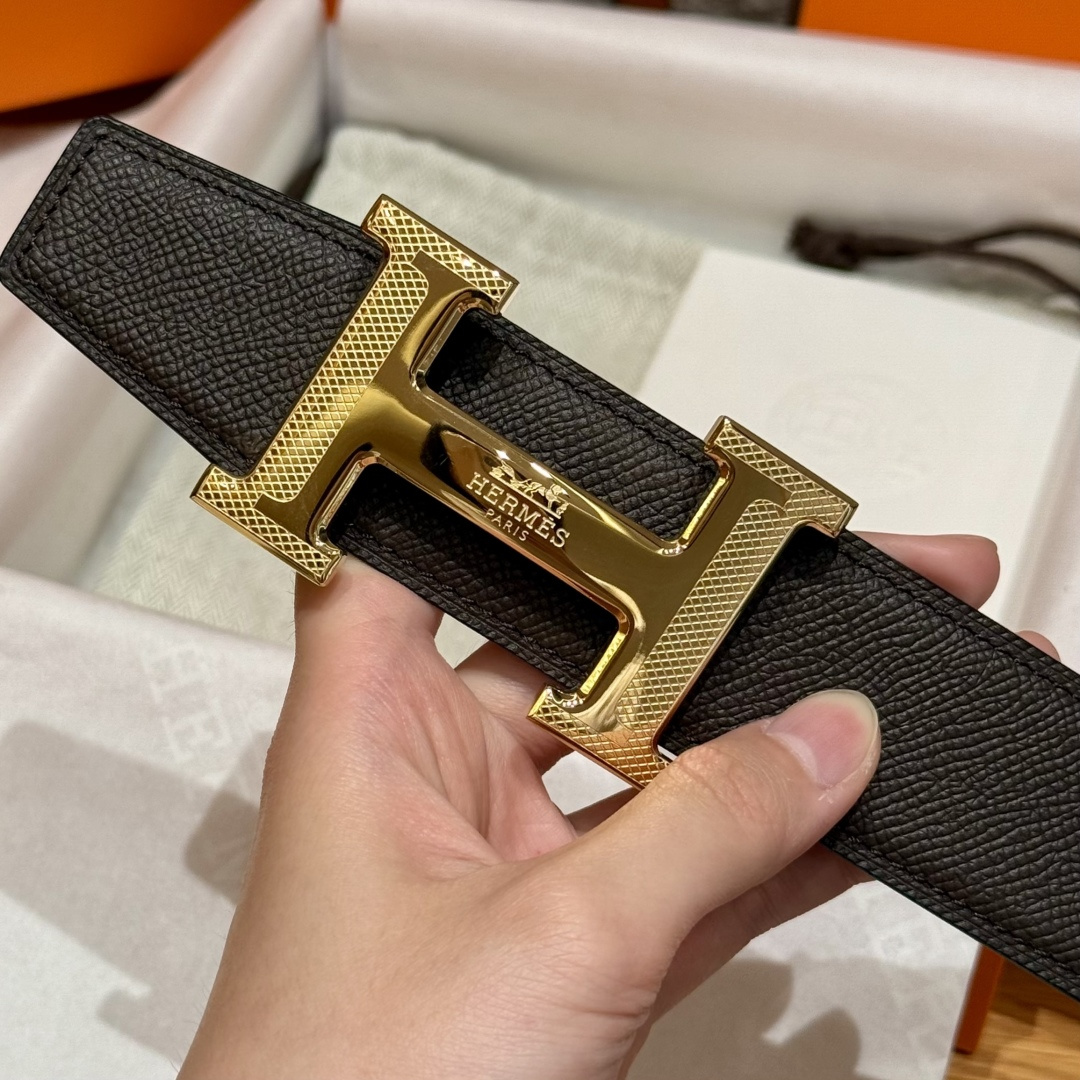 H家男士双面腰带 - 高級感あふれるデザインと多機能性