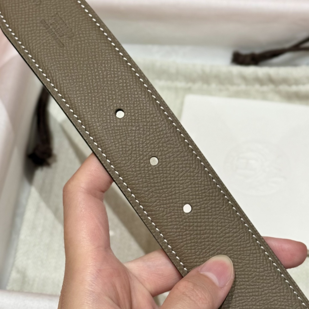 H家男士双面腰带 - エレガントなデザインと実用性を兼ね備えた