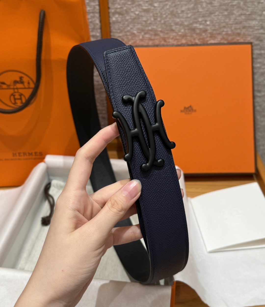 H家双面男款腰带 - ビジネスとカジュアルに最適なリバーシブルデザイン