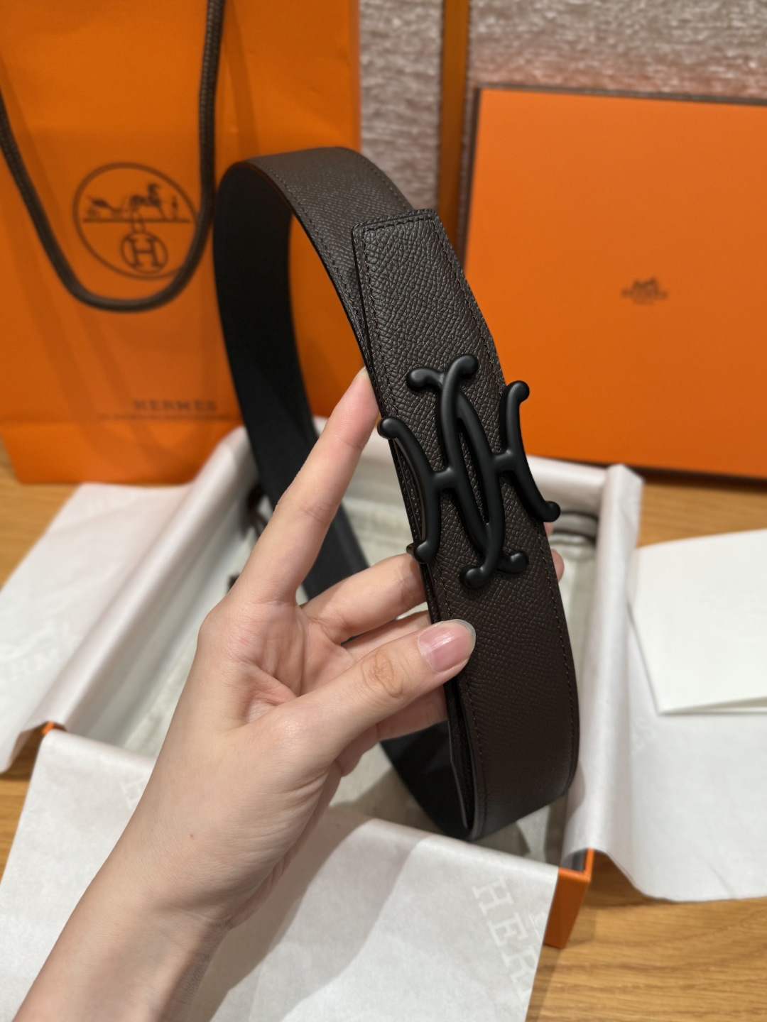 H家双面男款腰带 - ダブルフェイスデザインと取り外し可能なバックル