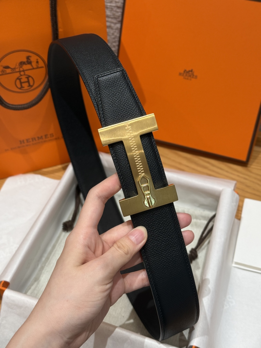 H家Quizz Ferme-Tout双面皮腰带 - エレガントなデザインと高品質な素材