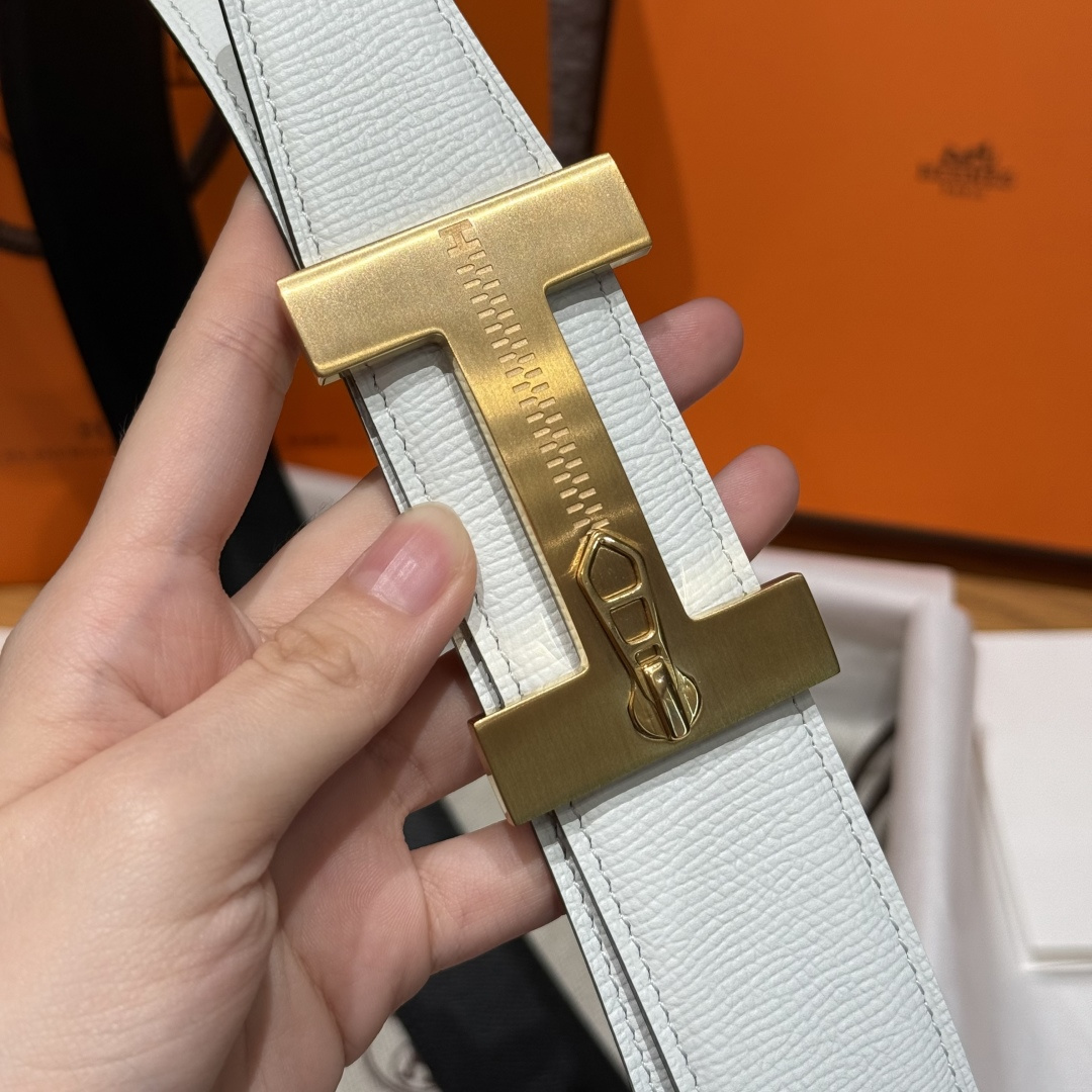 H家Quizz Ferme-Tout双面皮腰带 - 精巧な金属工芸とエプソムレザー