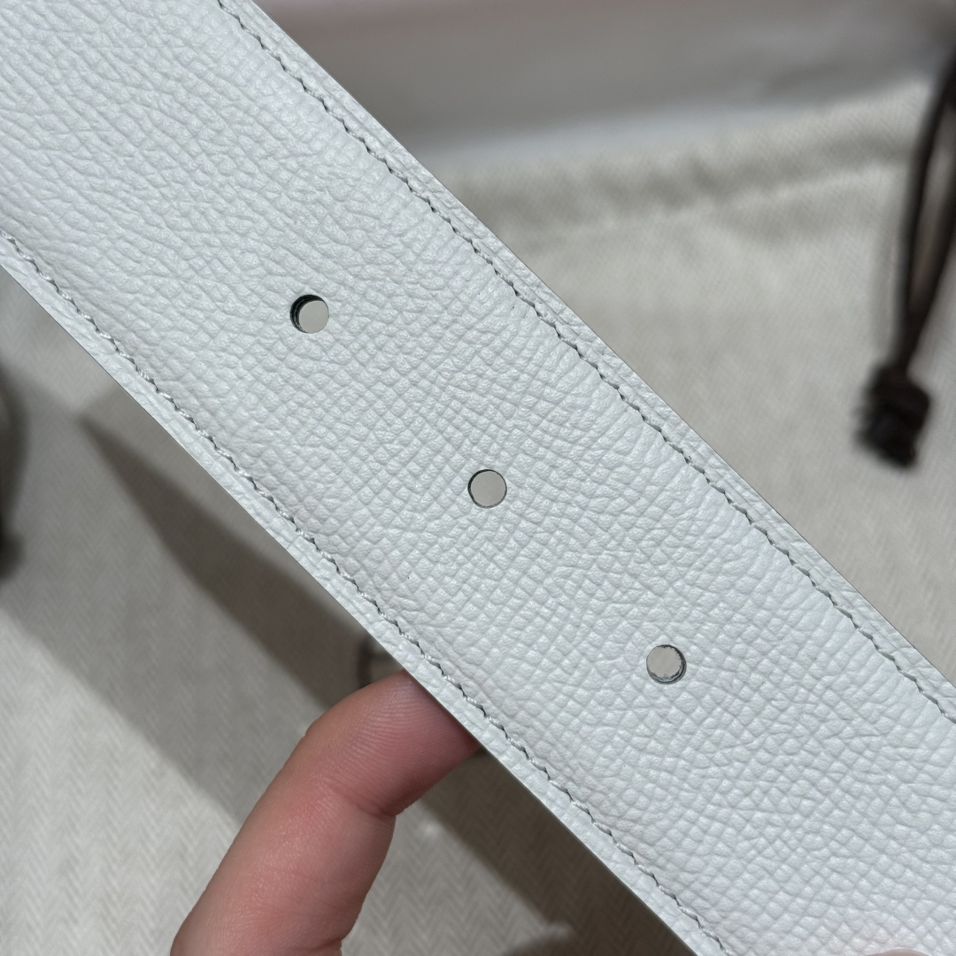 H家Quizz Ferme-Tout双面皮腰带 - 精巧な金属工芸とエプソムレザー