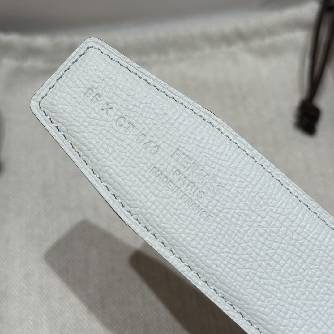 H家Quizz Ferme-Tout双面皮腰带 - 精巧な金属工芸とエプソムレザー