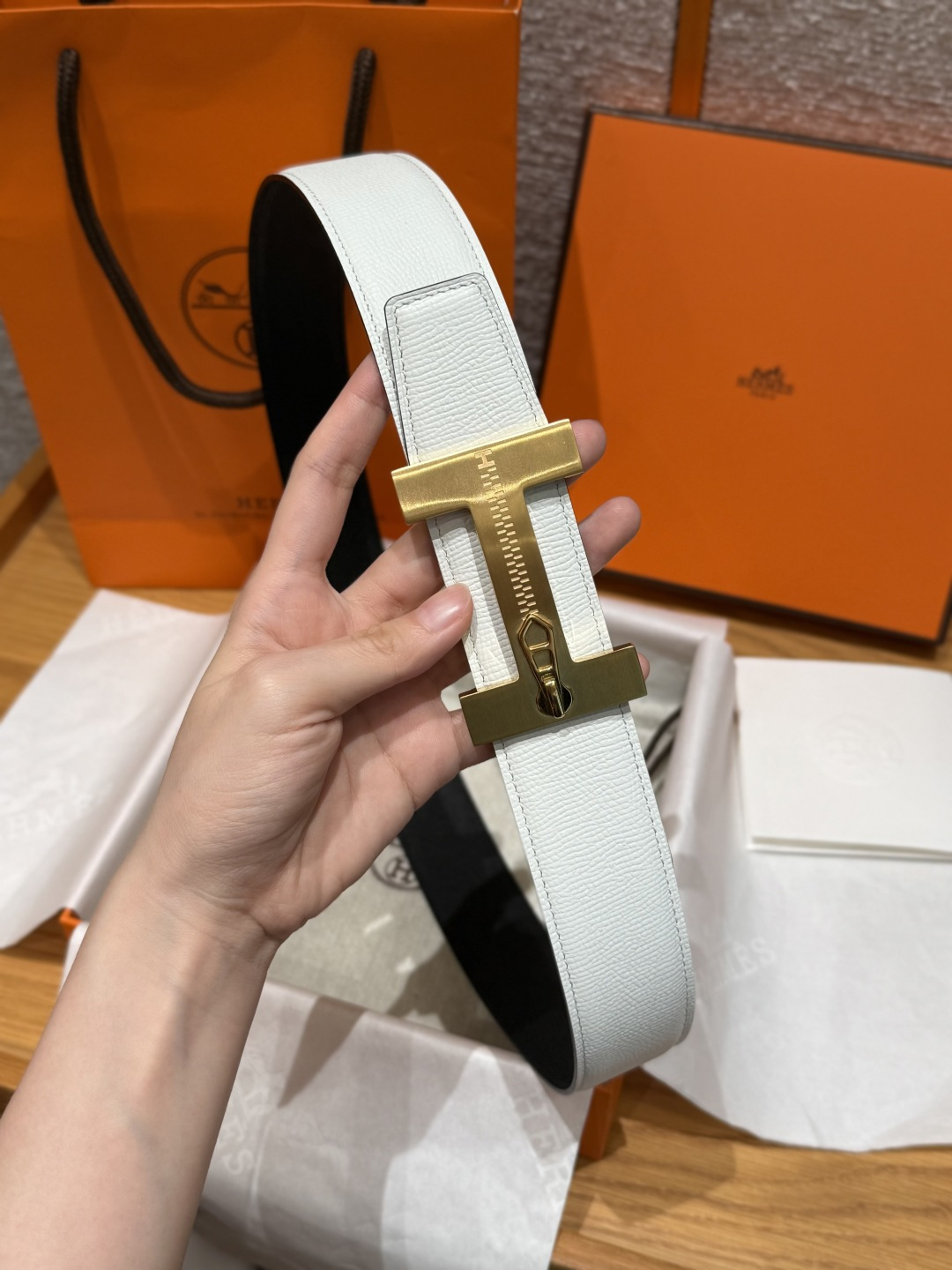 H家Quizz Ferme-Tout双面皮腰带 - 精巧な金属工芸とエプソムレザー