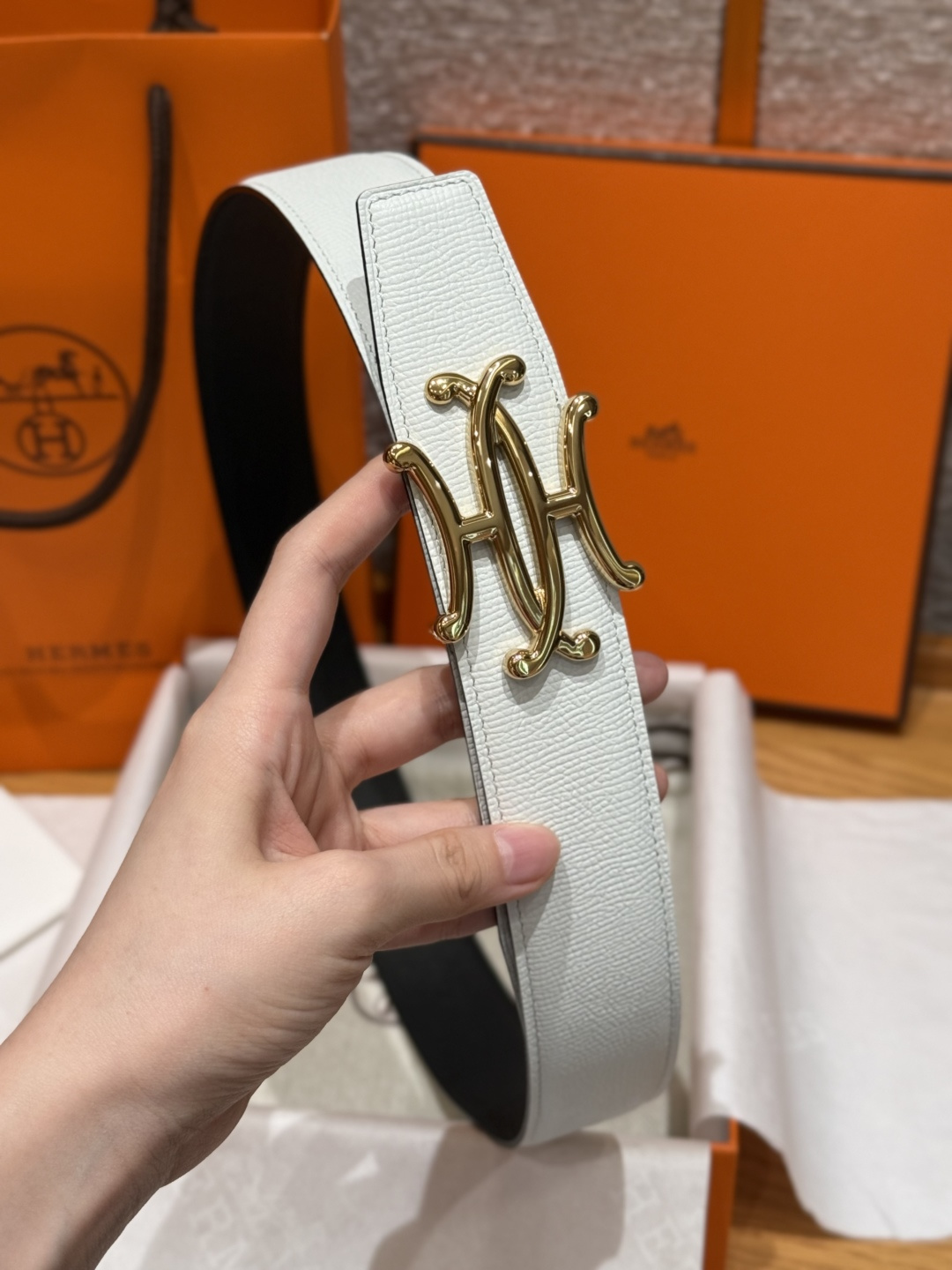 H家双面男款腰带 - 低調で大人の魅力を引き立てる