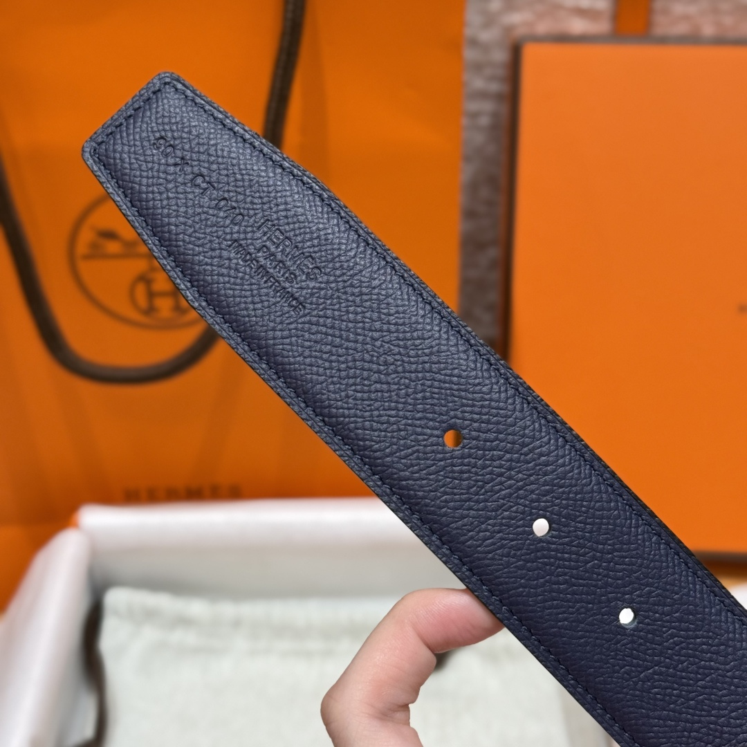 H家双面男款腰带 - ビジネスにもカジュアルにも最適なリバーシブルデザイン