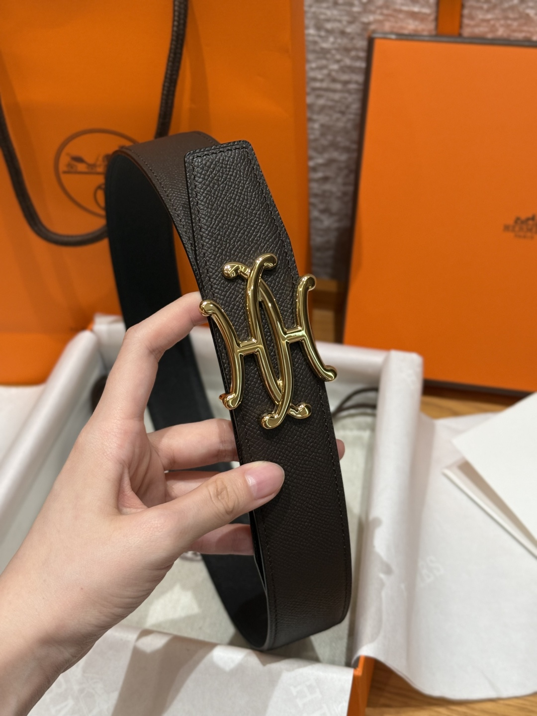 H家双面男款腰带 - ビジネスにもカジュアルにも最適なリバーシブルデザイン