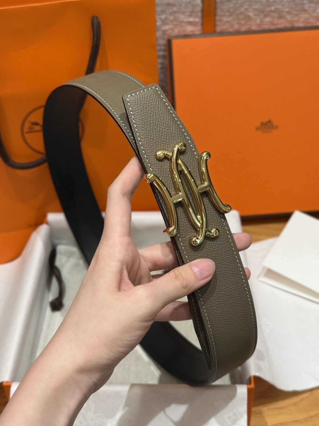 H家双面男款腰带 - ビジネスにもカジュアルにも最適なリバーシブルデザイン