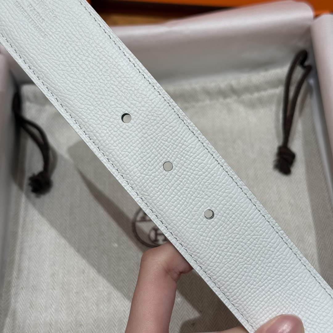 H家Quizz Ferme-Tout双面皮腰带 - エレガントなデザインと高級感