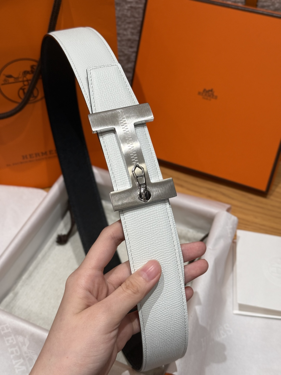 H家Quizz Ferme-Tout双面皮腰带 - エレガントなデザインと高級感